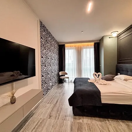 Sky Heaven Airport 2 Bdr Apartment - Free Parking *