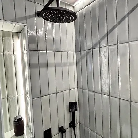 Lägenhet Sky Heaven Airport 2 Bdr Apartment - Free Parking *