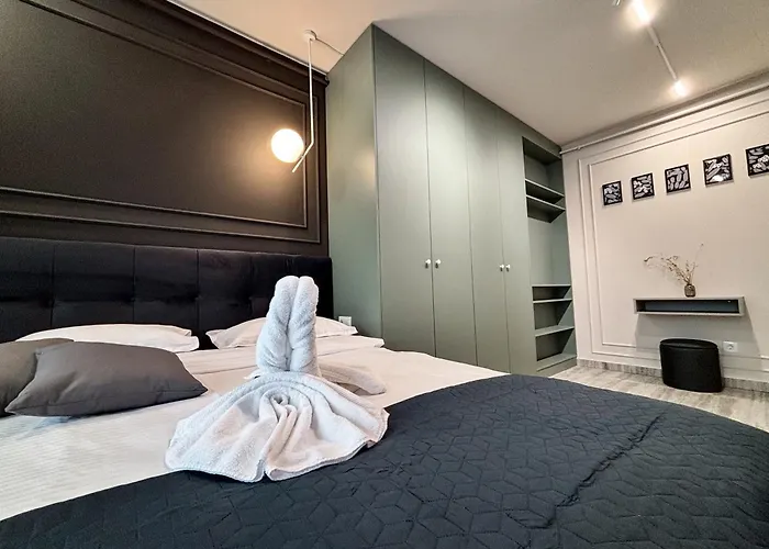 Sky Heaven Airport 2 Bdr Apartment - Free Parking *