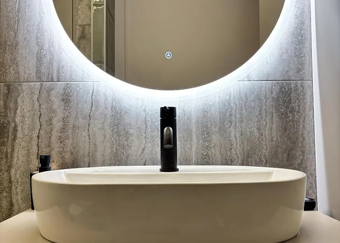 Sky Heaven Airport 2 Bdr Apartment - Free Parking *